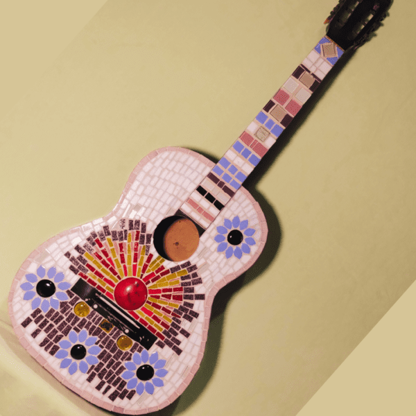 Violão de Mosaico com detalhes de flores