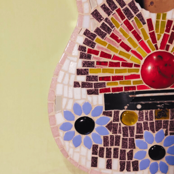 Violão de Mosaico com detalhes de flores - Image 2